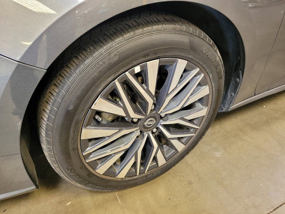 Used 2025 Nissan Altima 2.5 SV FWD image 31