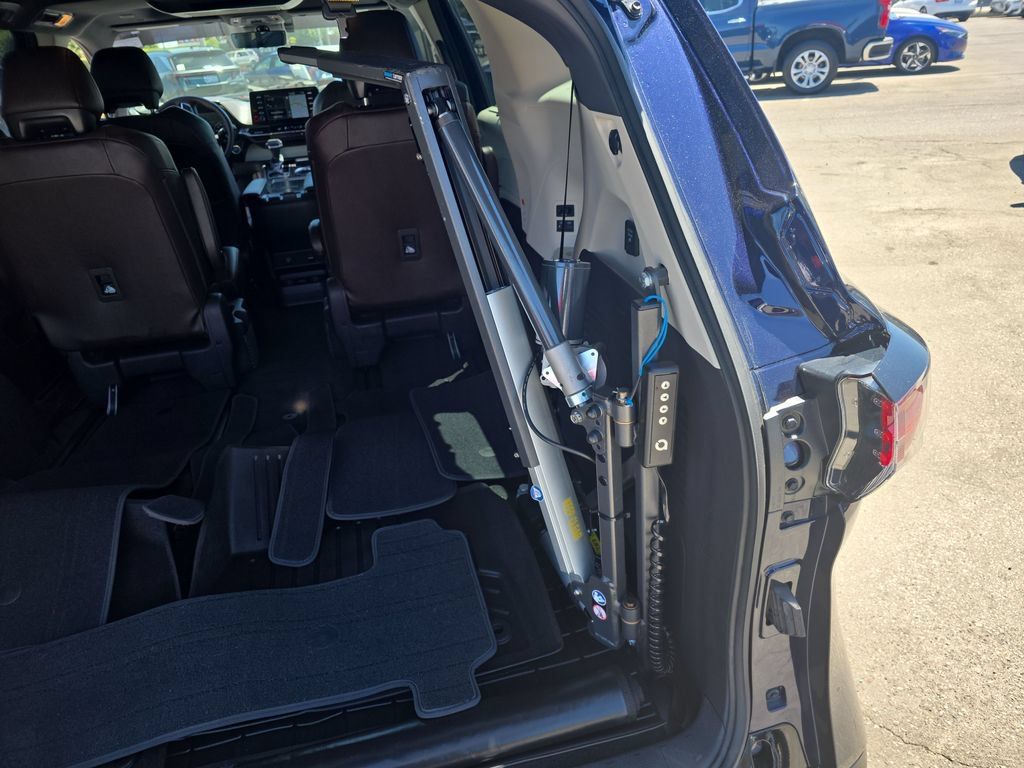Used 2021 Toyota Sienna Platinum FWD image 32