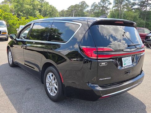 Used 2024 Chrysler Pacifica Touring-L FWD image 9