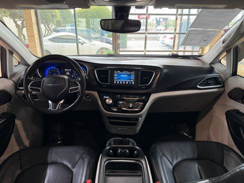 Used 2019 Chrysler Pacifica Touring-L FWD image 21