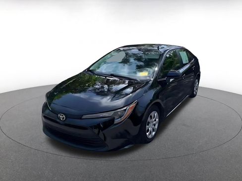 Used 2025 Toyota Corolla LE FWD image 4