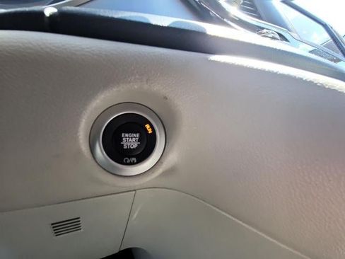 Used 2022 Chrysler Voyager LX FWD image 16