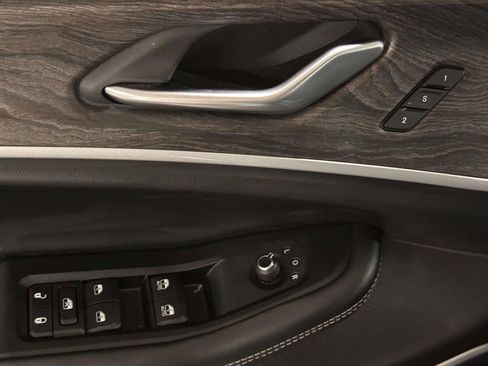 Used 2023 Jeep Grand Cherokee Limited w/ Black Appearance Package image 13