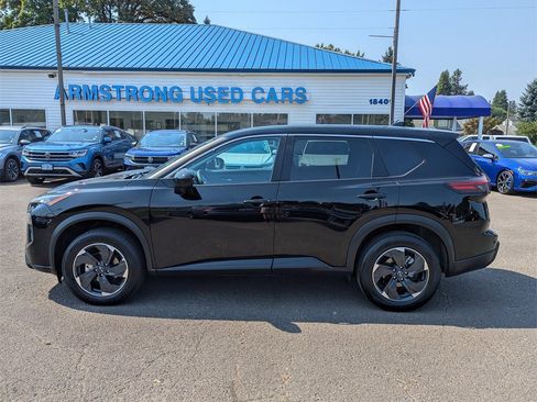 Used 2024 Nissan Rogue SV image 2
