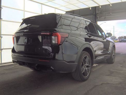 Used 2025 Ford Explorer ST-Line w/ ST-Line Street Pack AWD/4WD image 4