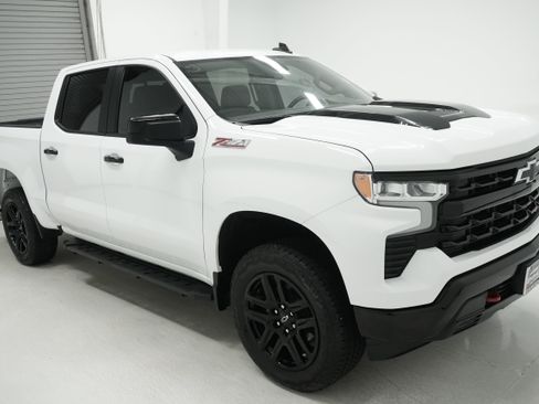 Used 2024 Chevrolet Silverado 1500 LT Trail Boss w/ Convenience Package II AWD/4WD image 3