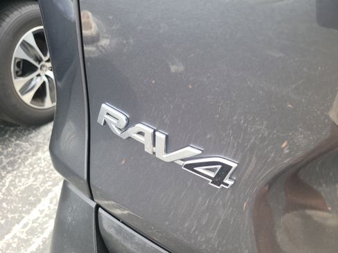 Used 2021 Toyota RAV4 LE image 11