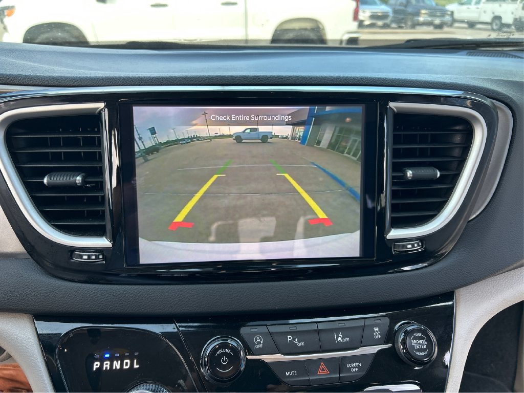 Used 2024 Chrysler Pacifica Touring-L FWD image 26