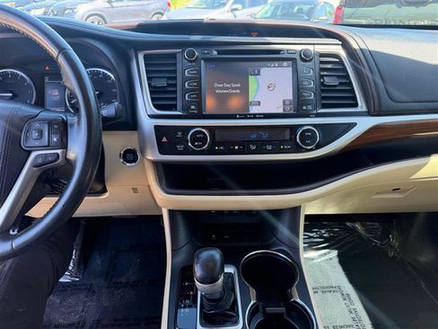 Used 2018 Toyota Highlander Limited Platinum FWD image 15