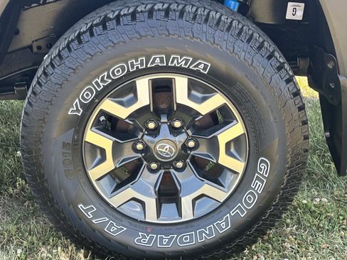 Used 2018 Toyota Tacoma TRD Off-Road AWD/4WD image 13