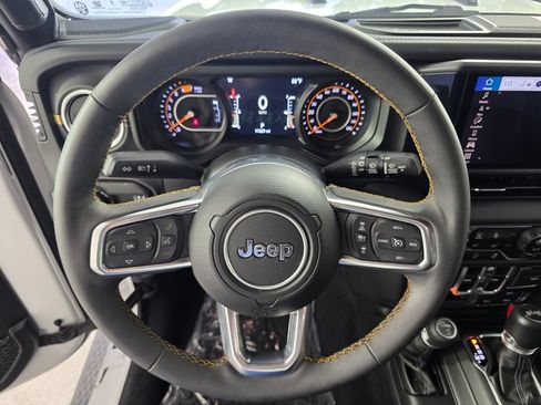 Used 2024 Jeep Wrangler Unlimited Sahara w/ Technology Group AWD/4WD image 17
