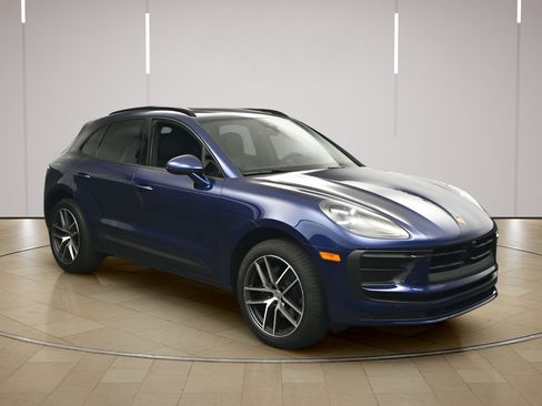 Certified 2025 Porsche Macan AWD/4WD image 27