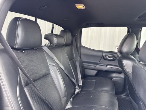 Used 2017 Toyota Tacoma TRD Sport w/ Premium & Technology Package image 38