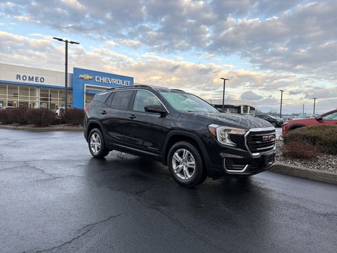 Used 2022 GMC Terrain SLE w/ Driver Convenience Package image 3