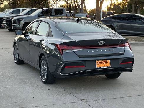 Used 2025 Hyundai Elantra Blue image 4