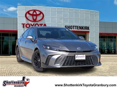 Used 2025 Toyota Camry SE image 1