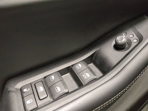 Used 2023 Jeep Grand Cherokee Laredo image 27