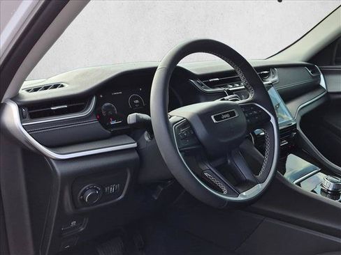 Used 2023 Jeep Grand Cherokee Laredo RWD image 9