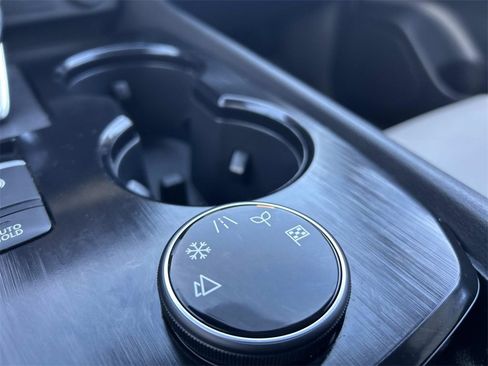 Used 2025 Nissan Rogue SV w/ SV Premium Package image 32