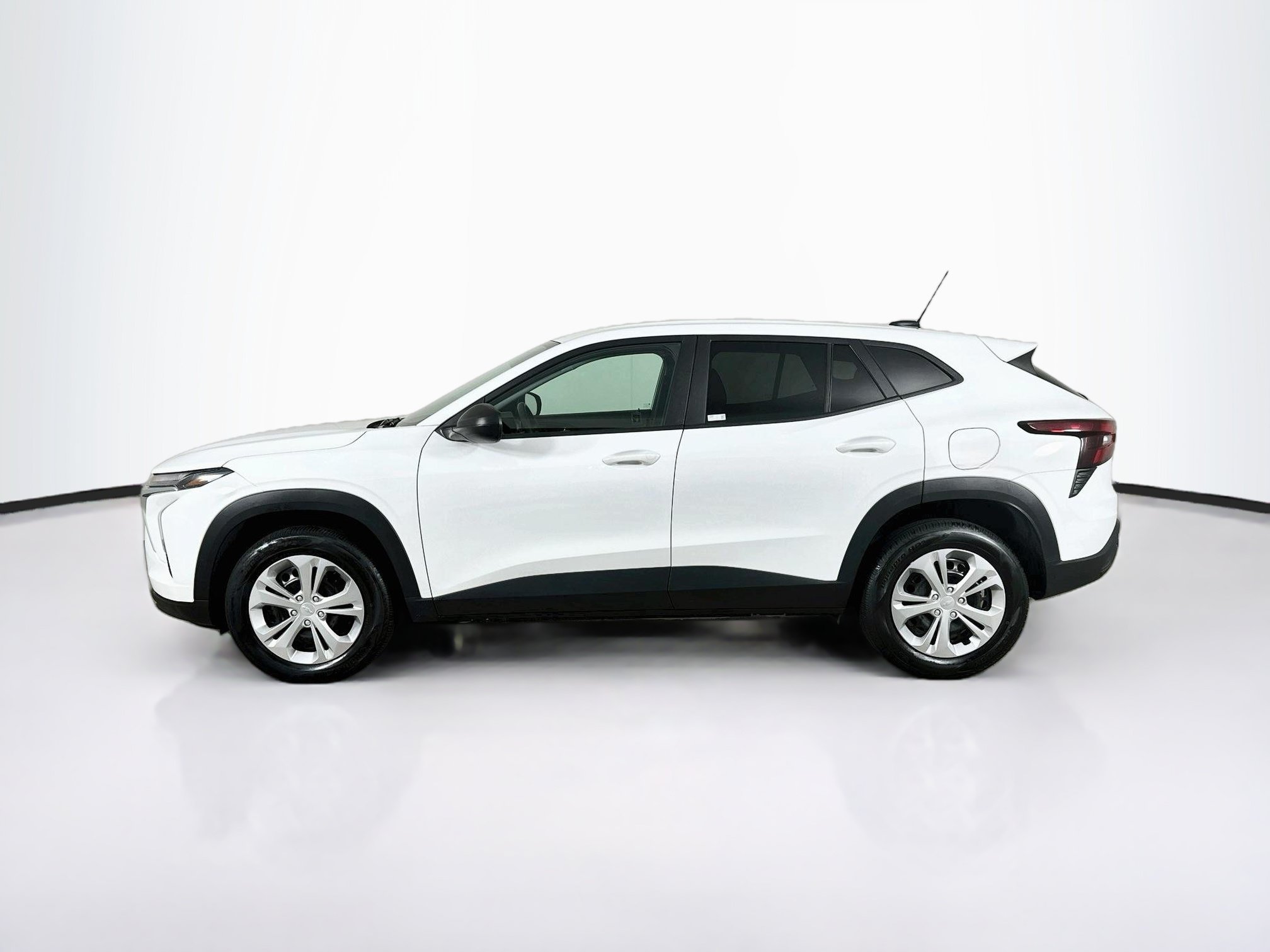 Used 2025 Chevrolet Trax LS FWD image 4