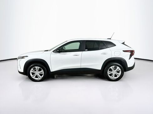 Used 2025 Chevrolet Trax LS FWD image 4