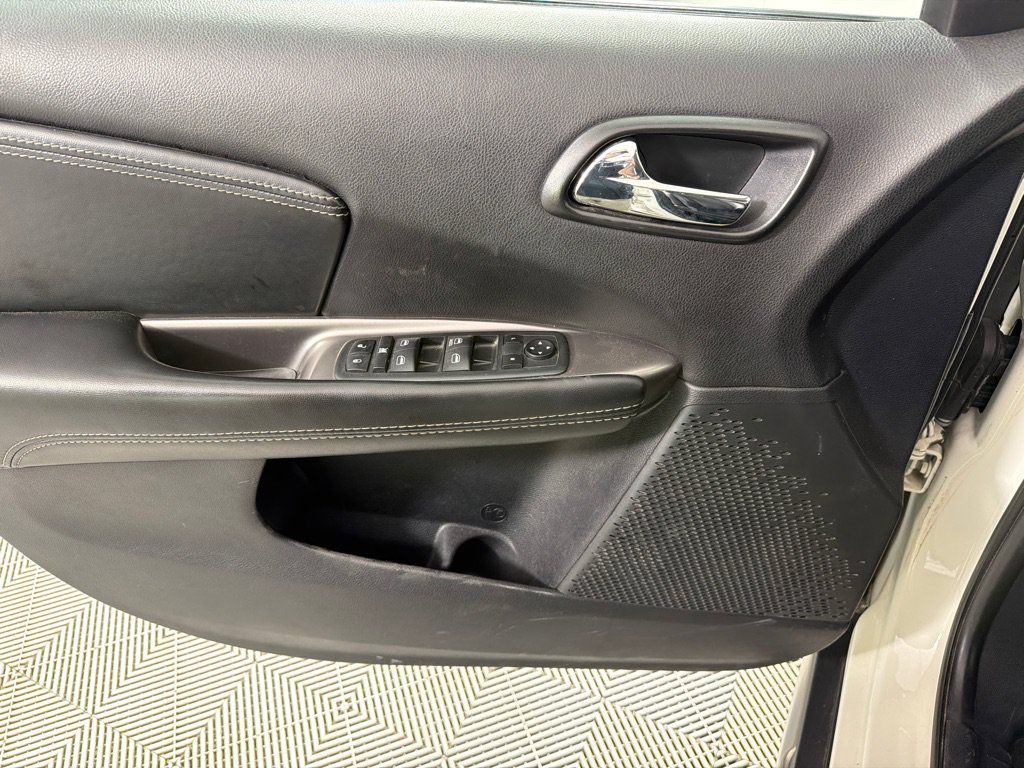 Used 2020 Dodge Journey Crossroad FWD image 11
