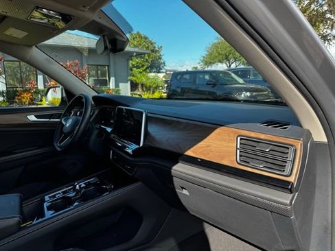 Used 2024 Volkswagen Atlas SE FWD image 8
