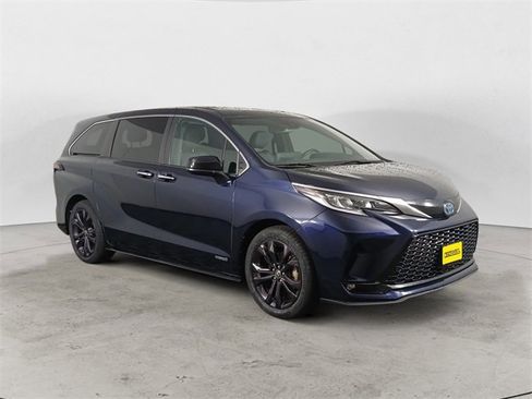 Used 2021 Toyota Sienna XSE image 7