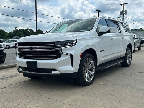 Used 2022 Chevrolet Suburban LT AWD/4WD image 2