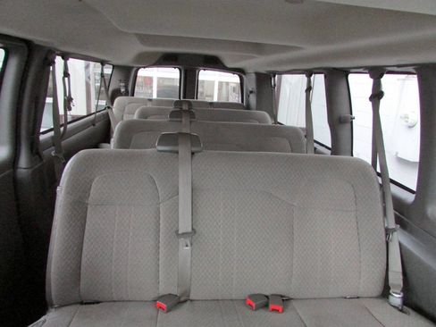 Used 2017 Chevrolet Express 3500 LT w/ LT Preferred Equipment Group RWD image 8