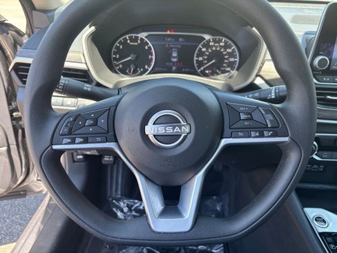 Used 2025 Nissan Altima 2.5 SV FWD image 29