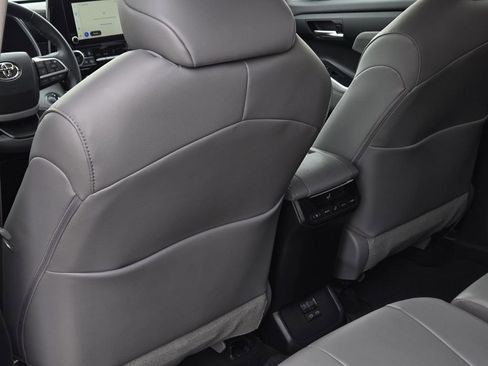 Used 2023 Toyota Highlander XLE image 22