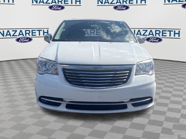 Used 2016 Chrysler Town & Country Limited FWD image 2