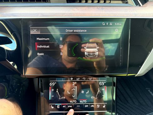 Used 2020 Audi e-tron Premium Plus image 13