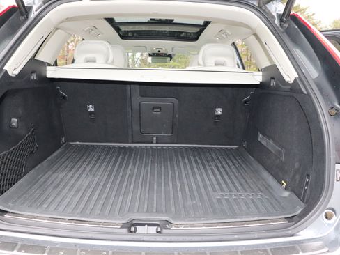 Used 2019 Volvo XC60 T6 Momentum w/ Premium Package image 9