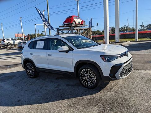 Certified 2025 Volkswagen Taos SE image 7