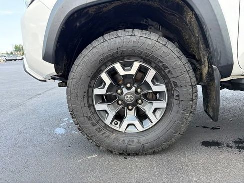 Used 2020 Toyota Tacoma TRD Off-Road AWD/4WD image 13