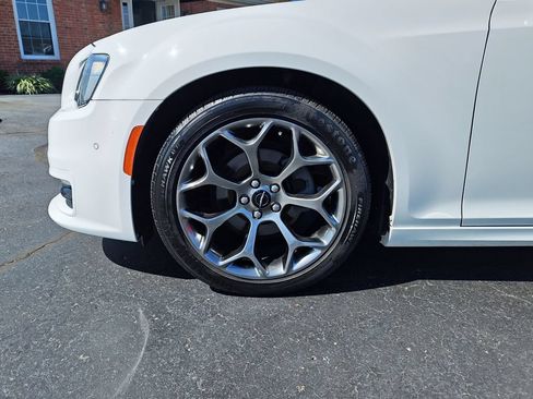Used 2018 Chrysler 300 S w/ 300S Premium Group RWD image 10