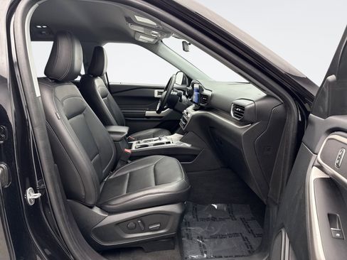 Used 2022 Ford Explorer XLT w/ Equipment Group 202A image 17