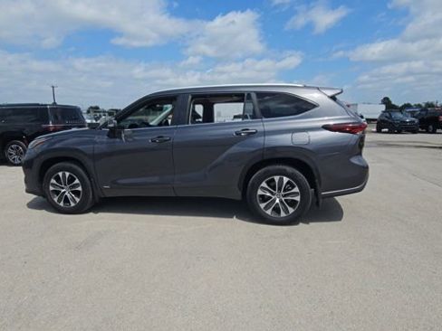 Used 2024 Toyota Highlander XLE AWD/4WD image 6