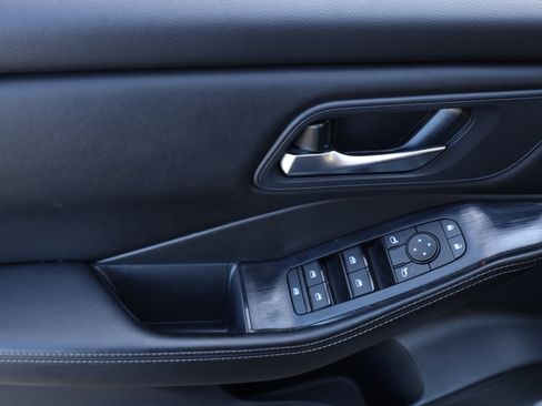 Used 2024 Nissan Rogue SV image 19