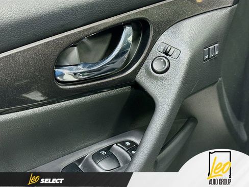 Used 2018 Nissan Rogue SV w/ Sun & Sound Touring Package AWD/4WD image 18