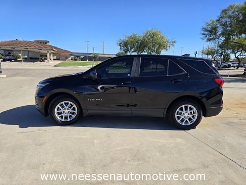 Used 2024 Chevrolet Equinox LS w/ LS Convenience Package image 4