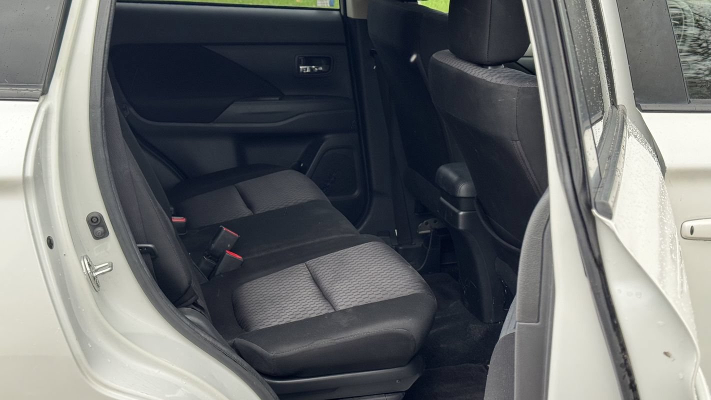 Used 2014 Mitsubishi Outlander SE FWD image 23