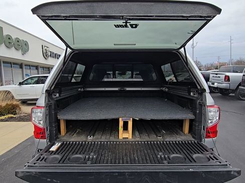 Used 2018 Nissan Titan SV w/ SV Convenience Package image 16