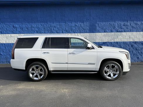 Used 2019 Cadillac Escalade Luxury AWD/4WD image 2