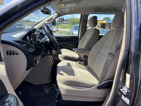 Used 2015 Dodge Grand Caravan American Value Package w/ UConnect Hands-Free Group FWD image 10