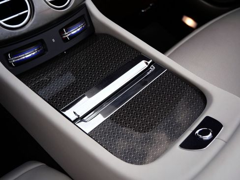 Used 2019 Rolls-Royce Dawn RWD image 28
