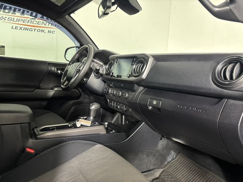 Used 2020 Toyota Tacoma TRD Sport w/ Technology Package AWD/4WD image 31