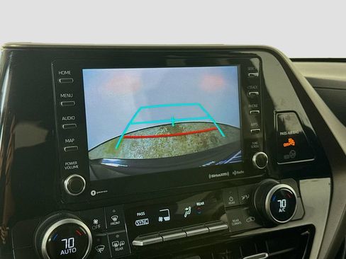 Used 2020 Toyota Highlander LE FWD image 15